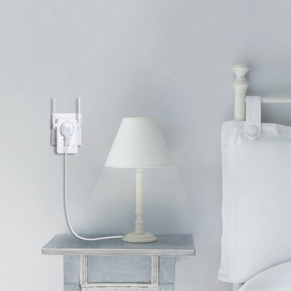 300Mbps Wi-Fi Range Extender with AC Passthrough 5