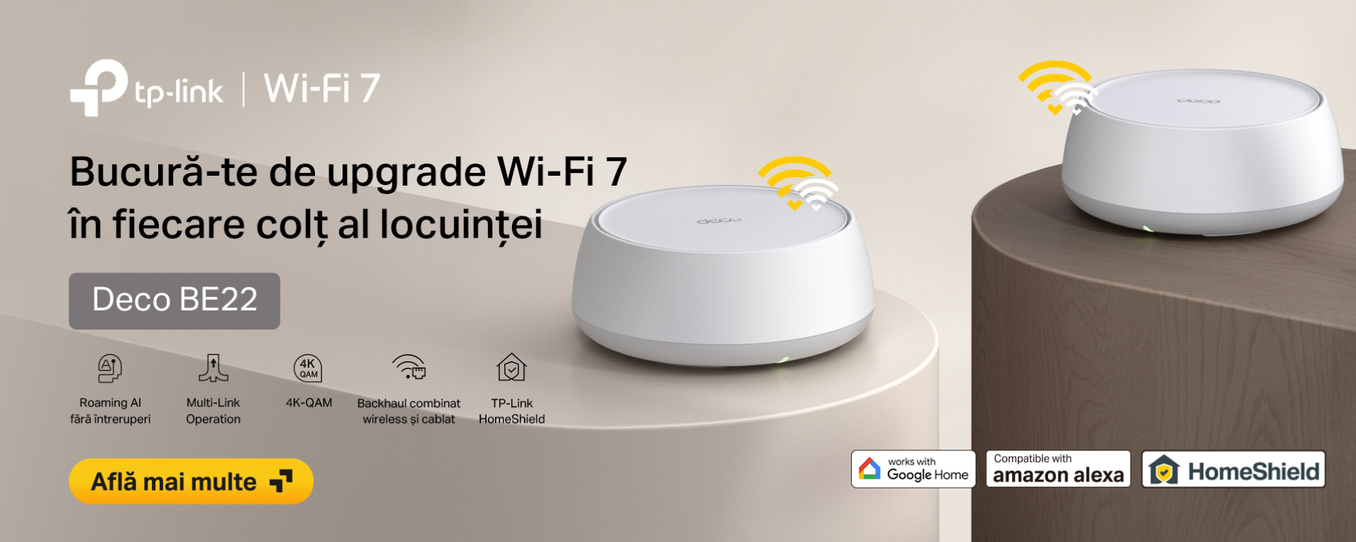 Două unități Deco BE22 aflate pe două standuri cu aspect de mobilier de lemn, cu textele în partea stângă și cu un fundal bej simplu