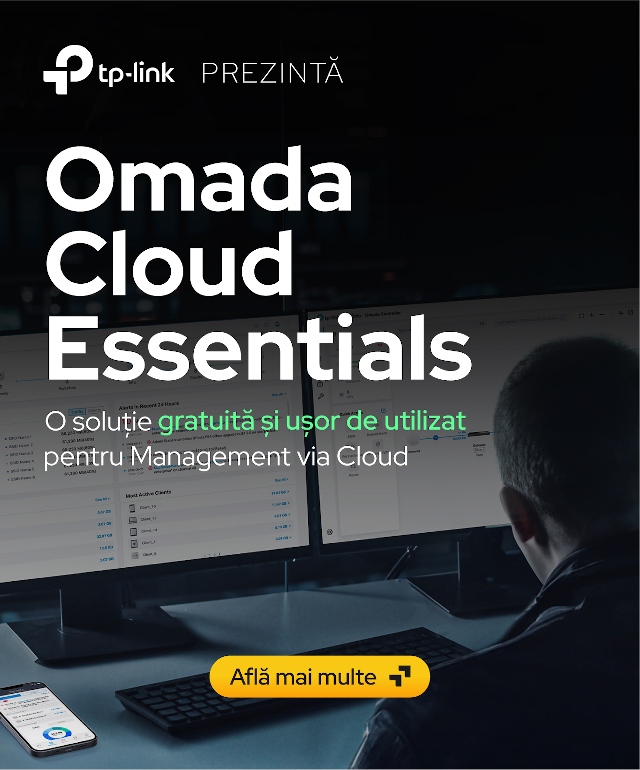 Persoană în fața unui calculator cu interfața Omada Cloud Essentials pe monitoare