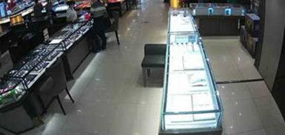 Alt text：an overexposed counter in the center