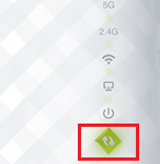 RE200 range extender with the signal strength LED highlighted in red box, showing 5G and 2.4G indicators.