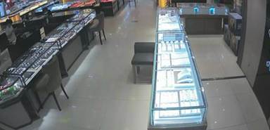 A counter in the center with optimized exposure and clearer details.