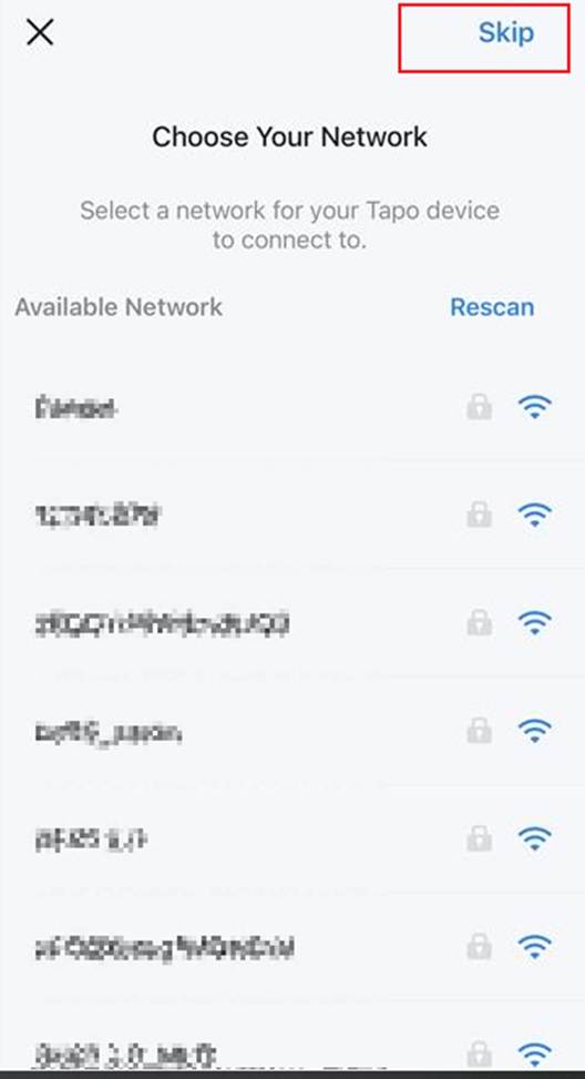 Bei einem Türschloss ohne physische WLAN-Taste wird oben rechts auf der Seite „Netzwerk auswählen“ die Option „Überspringen“ angezeigt.