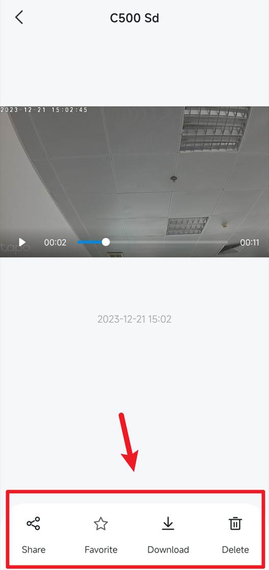 ALT-Text: Tapo-Videowiedergabe mit rot hervorgehobener Aktionsleiste Share, Favorite, Download und Delete.
