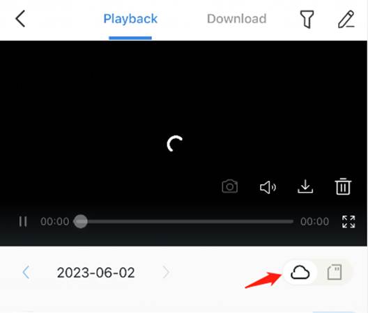 ALT-Text: Tapo-Wiedergabeseite mit ladendem Video und durch einen roten Pfeil hervorgehobenem Cloud-Speichersymbol.