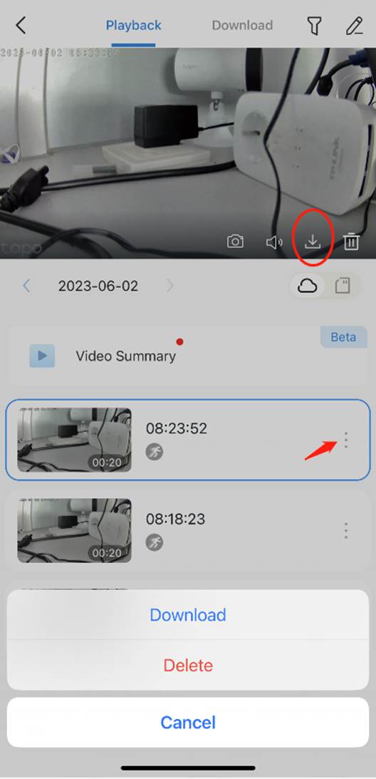 ALT-Text: Tapo-Wiedergabeseite mit rot markiertem Download-Symbol und Optionsmenü eines Clips mit Download und Delete.