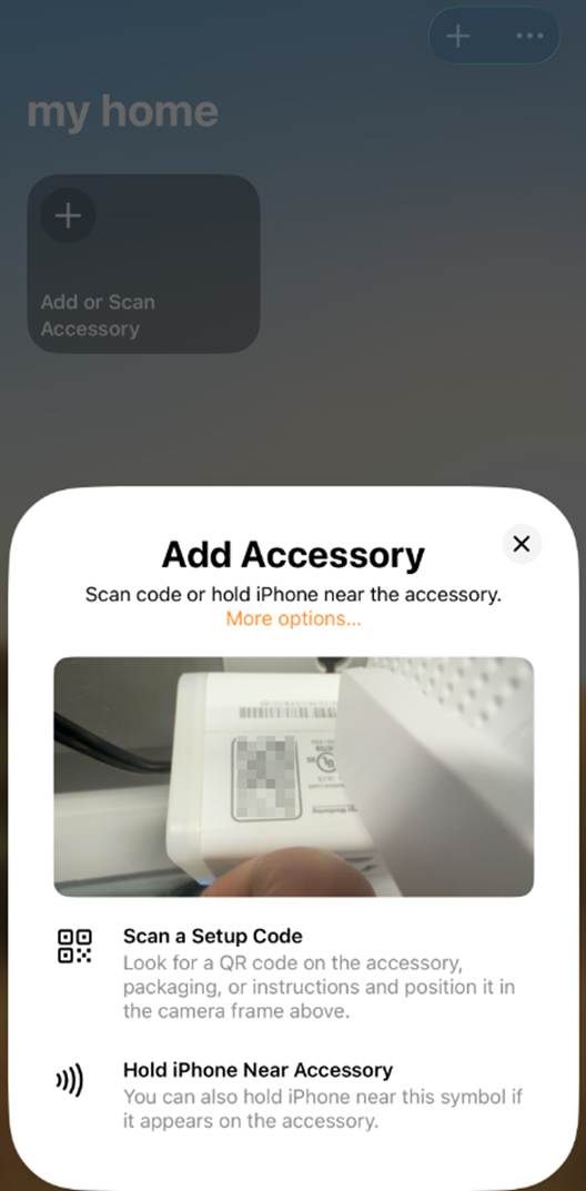 ALT-Text: Bildschirm „Zubehör hinzufügen“ in Apple Home mit Kamerasucher sowie Optionen zum Scannen eines QR-Codes oder zum Halten des iPhone in die Nähe des Zubehörs.