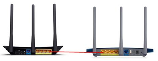 ALT-Text: Zwei TP-Link Router, die über ihre LAN-Ports per Ethernet-Kabel miteinander verbunden sind.