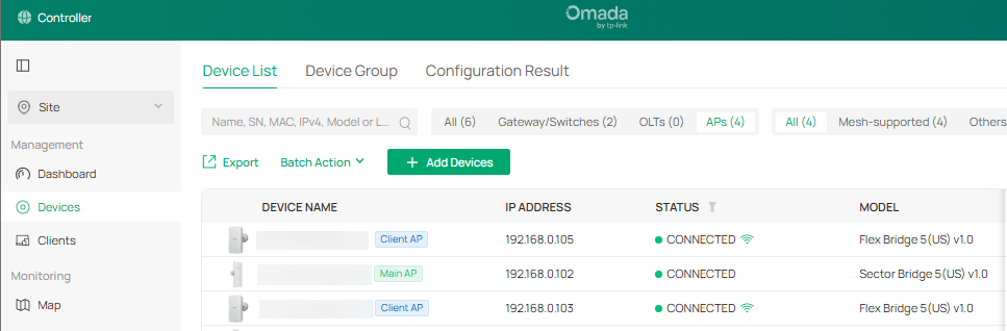 Lista de dispositivos do controlador Omada mostrando um ponto de acesso principal Sector Bridge 5 e dois pontos de acesso cliente Flex Bridge 5.