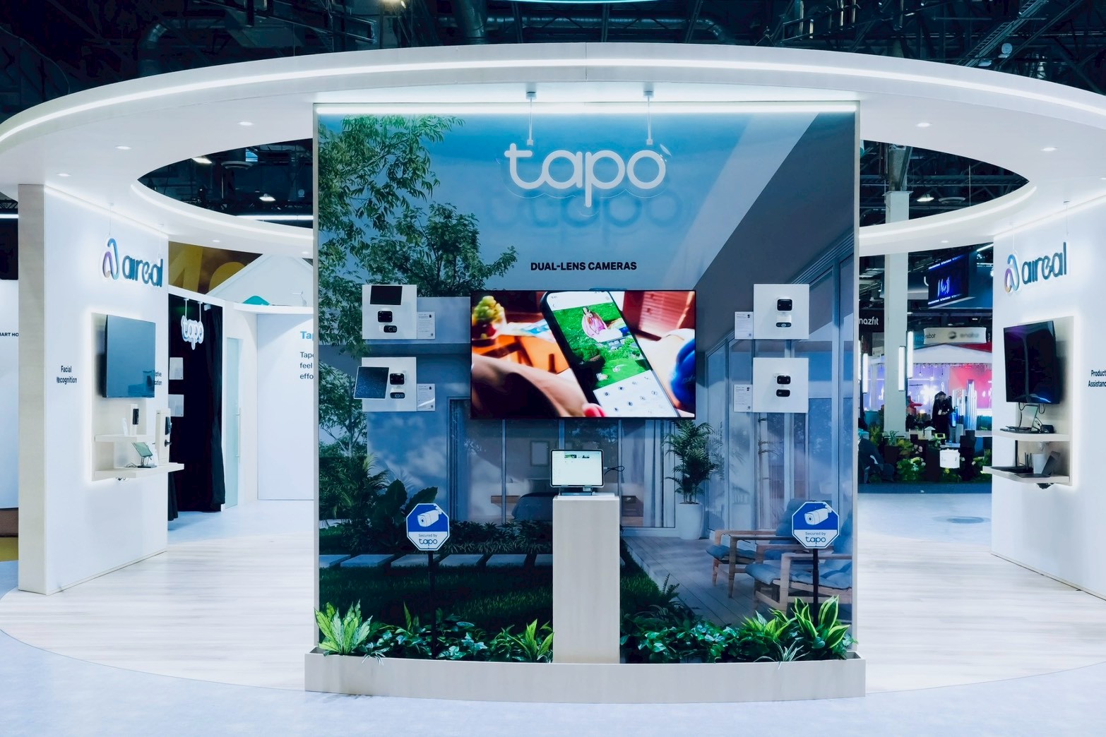 ▲TP-Link 同步亮相三款搭載 Aireal 技術的 Tapo 系列新品，包括太陽能雙鏡頭攝影機 Tapo C645D KIT、AI 太陽能攝影機 Tapo C465，以及智慧泛光攝影機 Tapo C710。